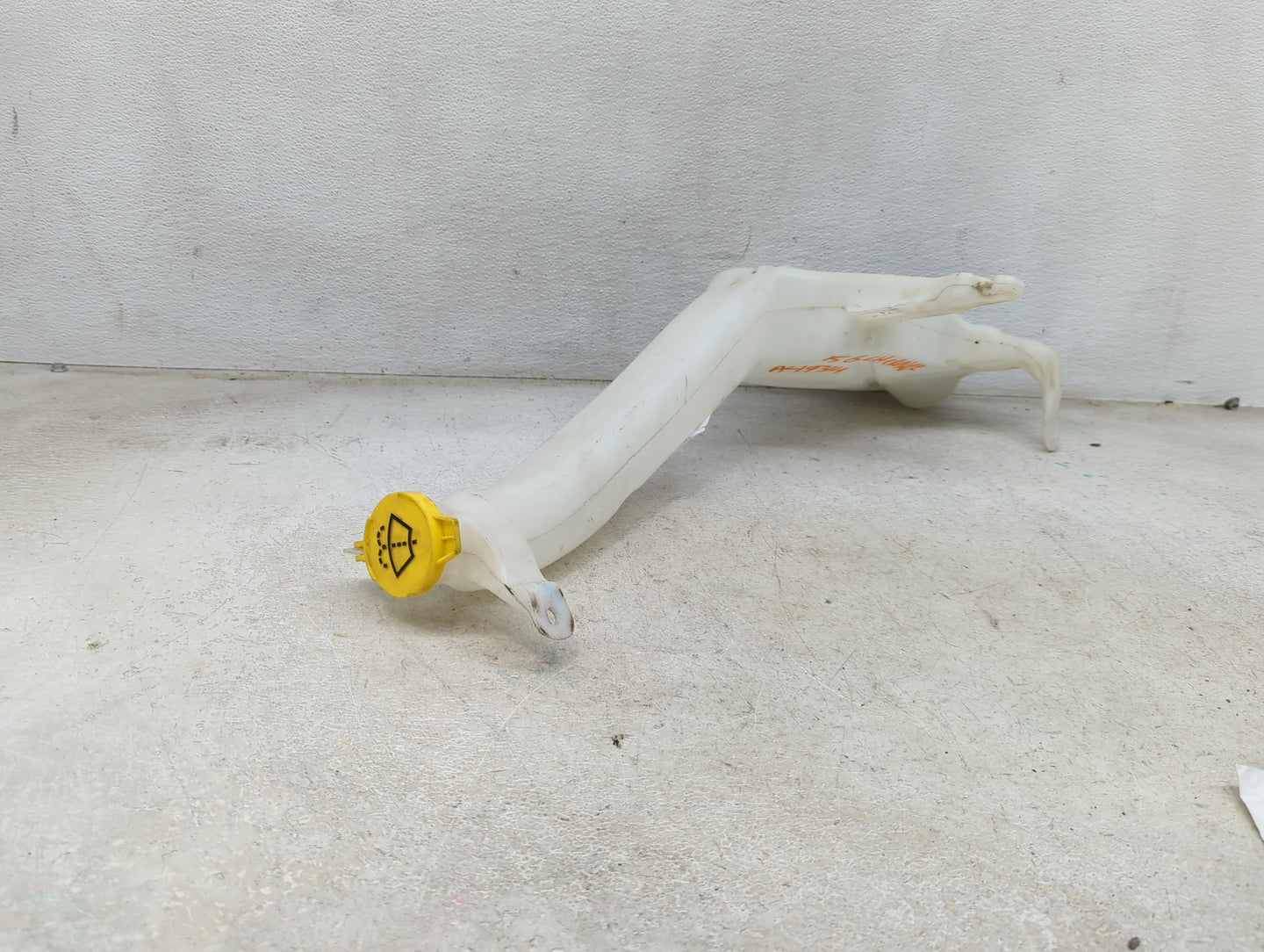 2011 Jeep Grand Cherokee Windshield Washer Fluid Reservoir Bottle Oem 1473883 - Oemusedautoparts1.com