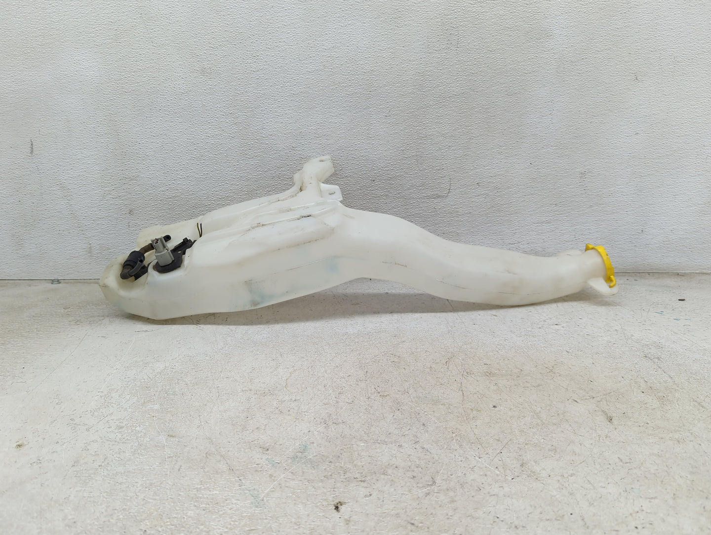 2011 Jeep Grand Cherokee Windshield Washer Fluid Reservoir Bottle Oem 1473883 - Oemusedautoparts1.com
