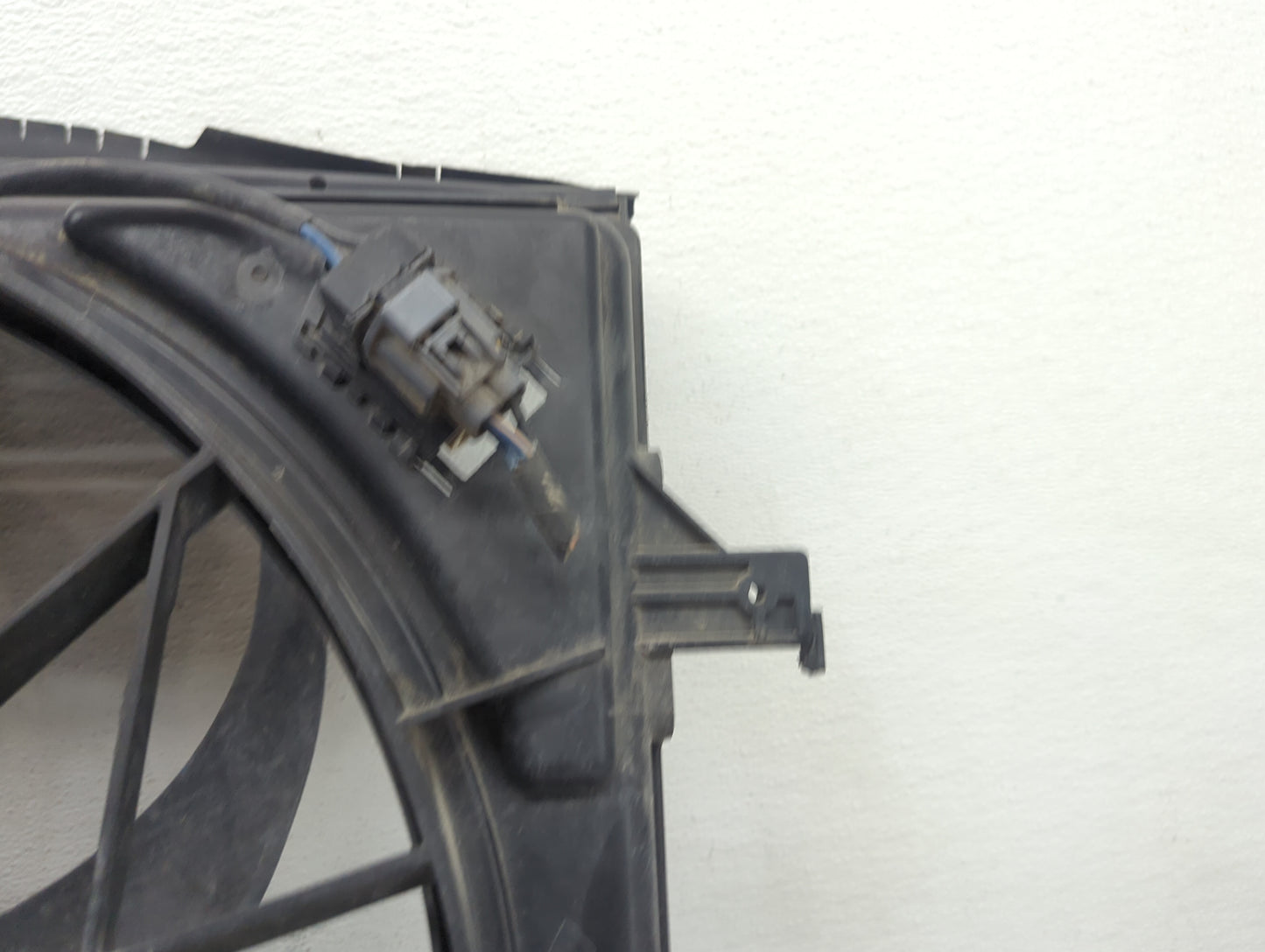 2011-2022 Jeep Grand Cherokee Electric Radiator Cooling Fan Motor Assembly P/N:55037992AD 68031874AD Fits OEM Used Auto Part