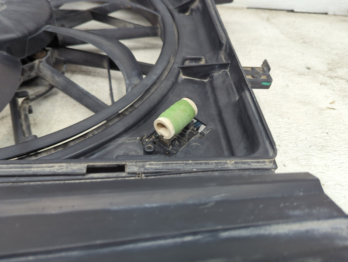 2011-2022 Jeep Grand Cherokee Electric Radiator Cooling Fan Motor Assembly P/N:55037992AD T992AD18059372 Fits OEM Used Auto 