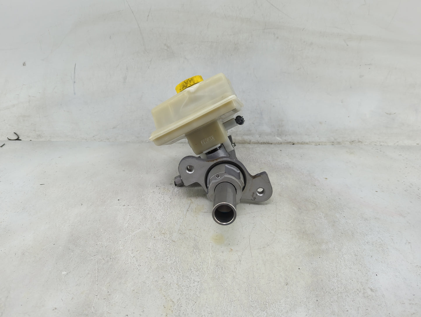2011-2015 Jeep Grand Cherokee Brake Master Cylinder 1490134 - Oemusedautoparts1.com