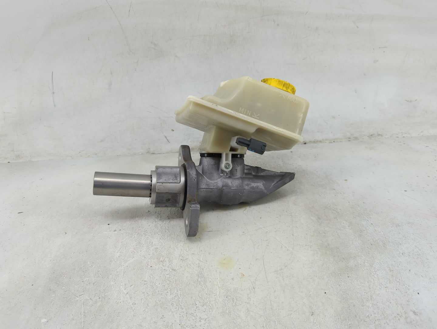 2011-2015 Jeep Grand Cherokee Brake Master Cylinder 1490134 - Oemusedautoparts1.com