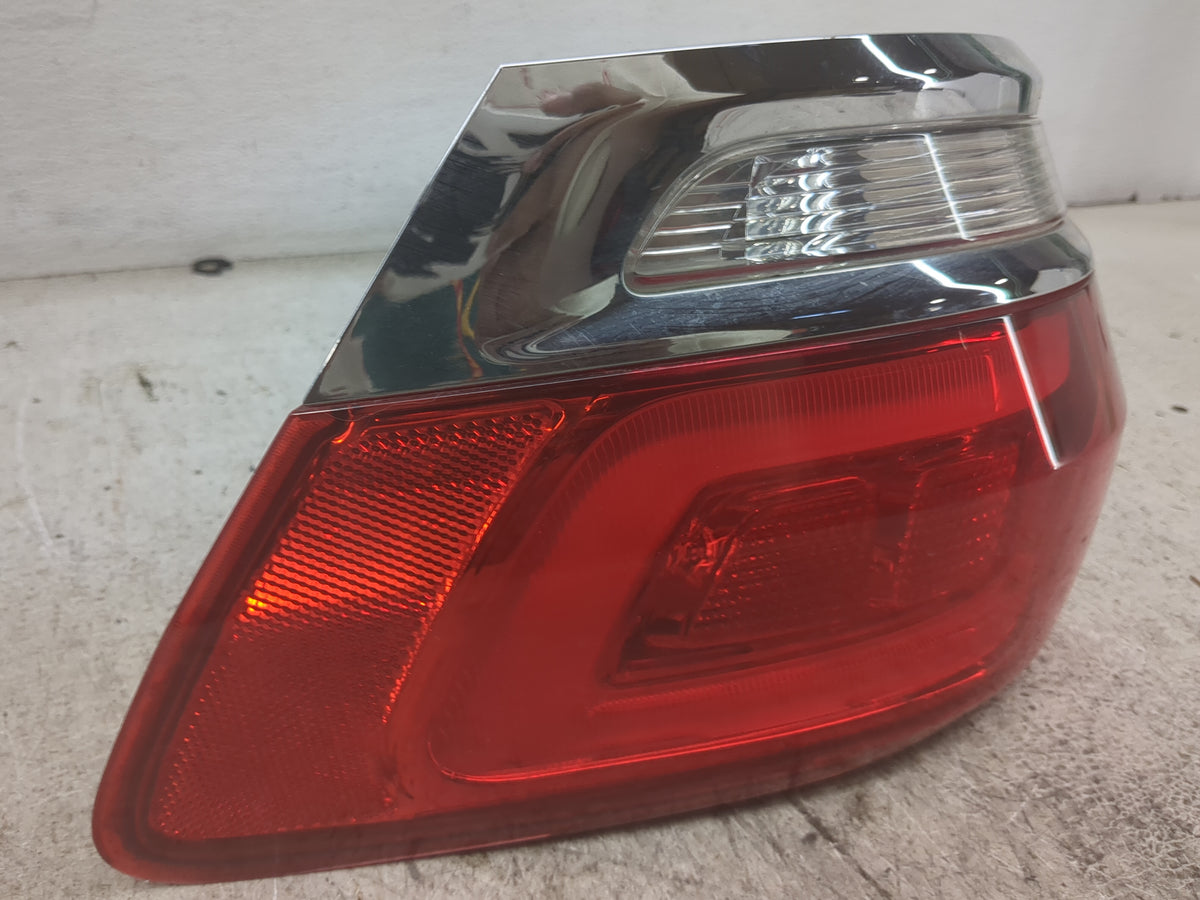 2015-2021 Jeep Grand Cherokee Tail Light Assembly Passenger Right OEM P/N:P68110016AD F00 HTC 4026 15 Fits OEM Used Auto Par