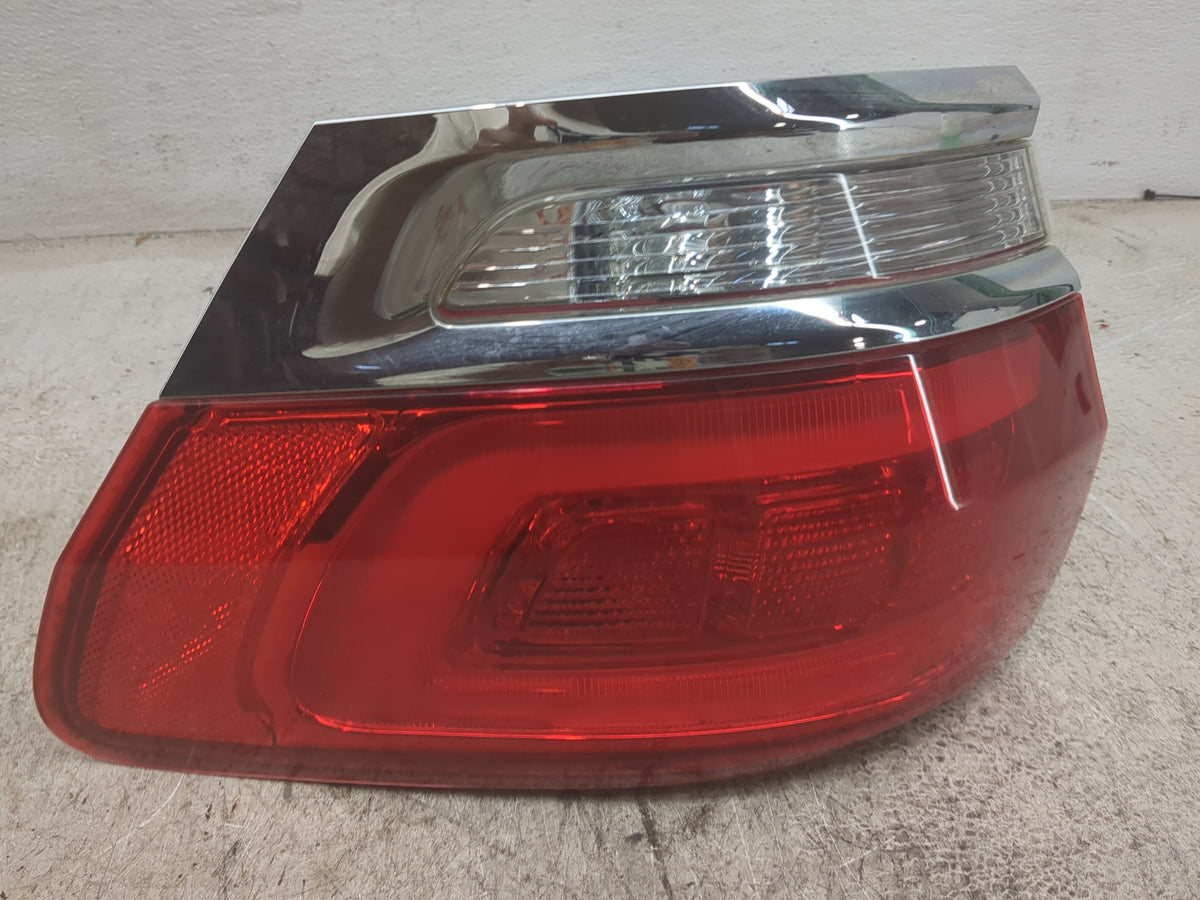 2015-2021 Jeep Grand Cherokee Tail Light Assembly Passenger Right OEM P/N:P68110016AD F00 HTC 4026 15 Fits OEM Used Auto Par
