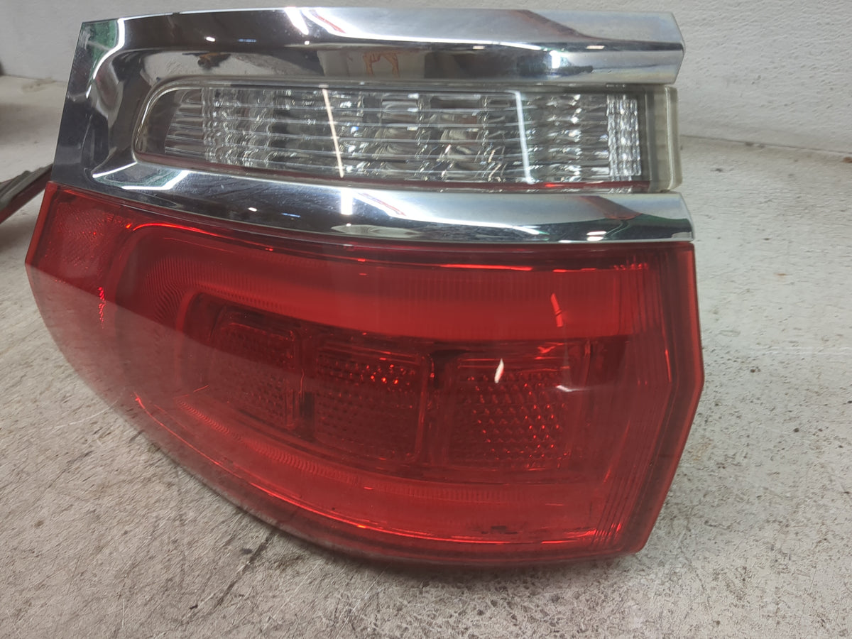 2015-2021 Jeep Grand Cherokee Tail Light Assembly Passenger Right OEM P/N:P68110016AD F00 HTC 4026 15 Fits OEM Used Auto Par
