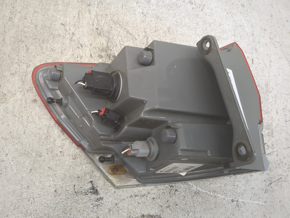 2015-2021 Jeep Grand Cherokee Tail Light Assembly Passenger Right OEM P/N:P68110016AD F00 HTC 4026 15 Fits OEM Used Auto Par