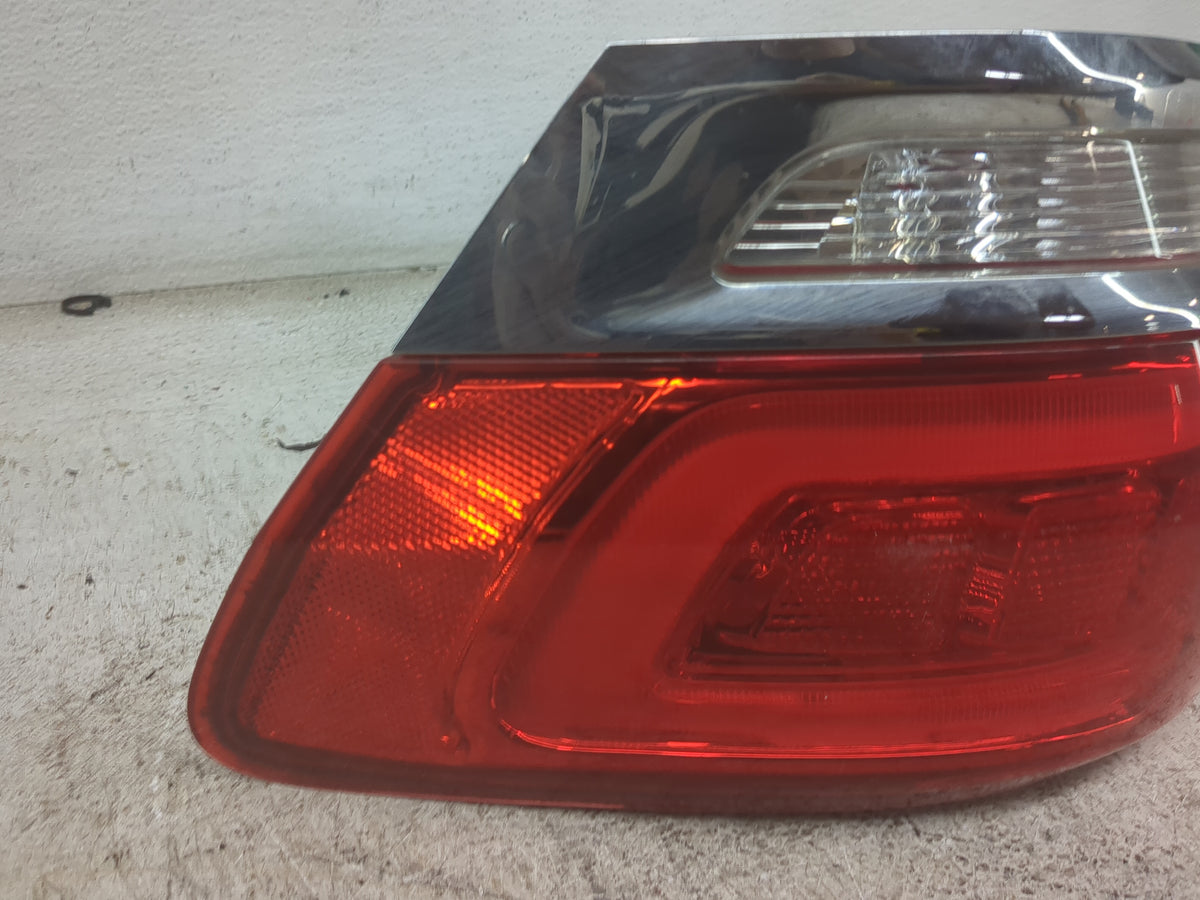 2015-2021 Jeep Grand Cherokee Tail Light Assembly Passenger Right OEM P/N:P68110016AE 68110016AE Fits OEM Used Auto Parts - 