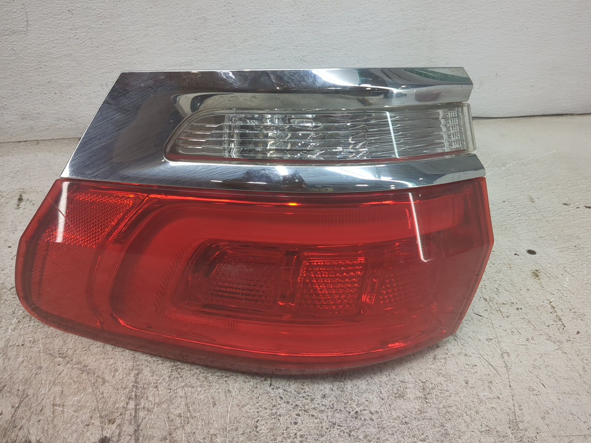 2015-2021 Jeep Grand Cherokee Tail Light Assembly Passenger Right OEM P/N:P68110016AE 68110016AE Fits OEM Used Auto Parts - 