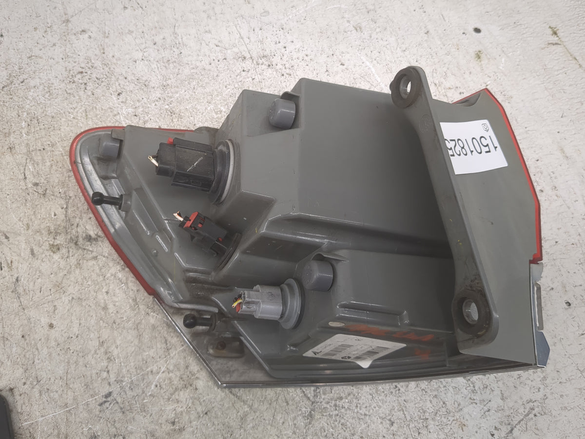 2015-2021 Jeep Grand Cherokee Tail Light Assembly Passenger Right OEM P/N:P68110016AE 68110016AE Fits OEM Used Auto Parts - 