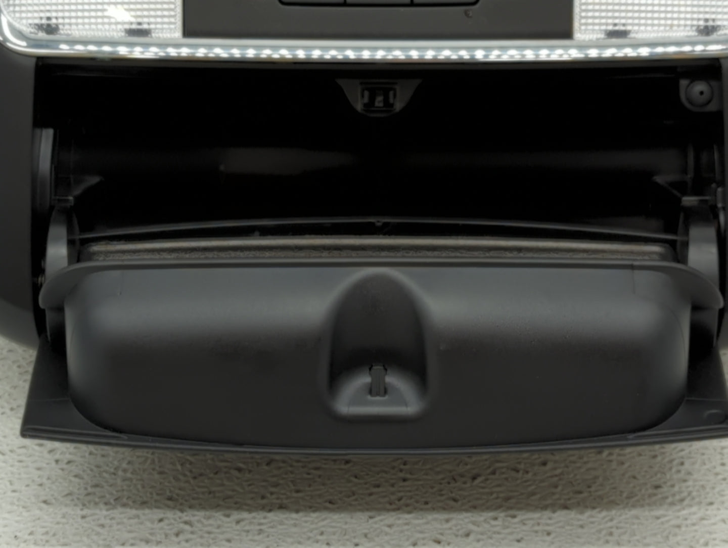 2014-2017 Jeep Grand Cherokee Center Console Armrest Cover Lid - Oemusedautoparts1.com