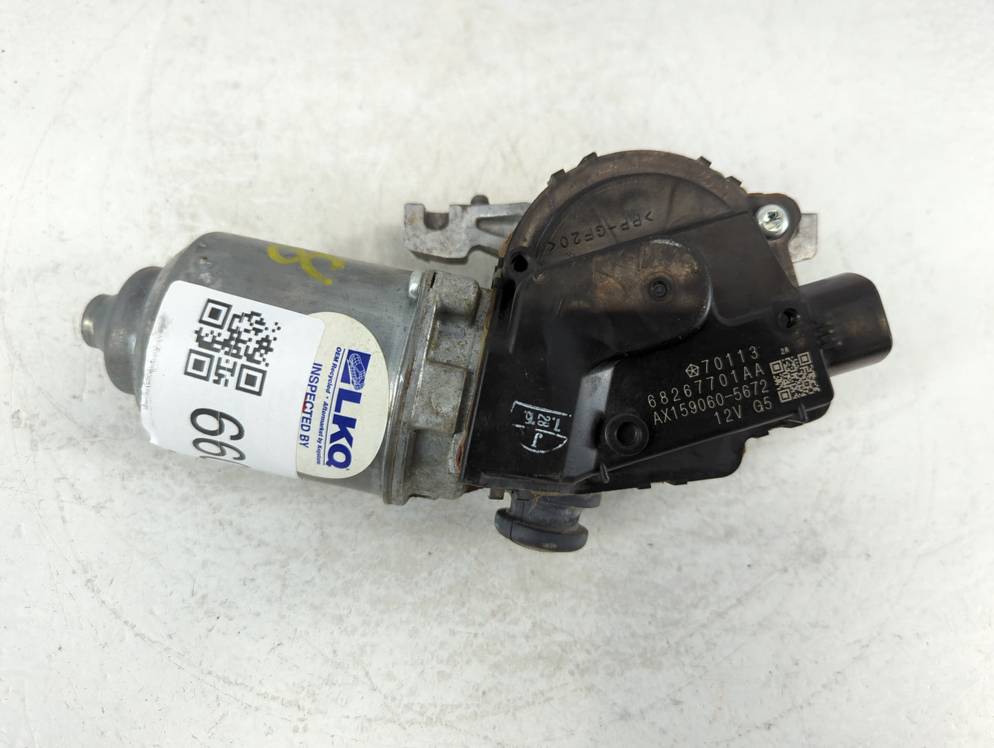 2014-2015 Jeep Grand Cherokee Front Windshield Wiper Motor P/N:68267701AA Fits Fits 2014 2015 OEM Used Auto Parts - Oemuseda