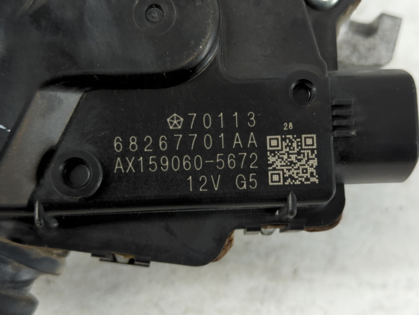 2014-2015 Jeep Grand Cherokee Front Windshield Wiper Motor P/N:68267701AA Fits Fits 2014 2015 OEM Used Auto Parts - Oemuseda