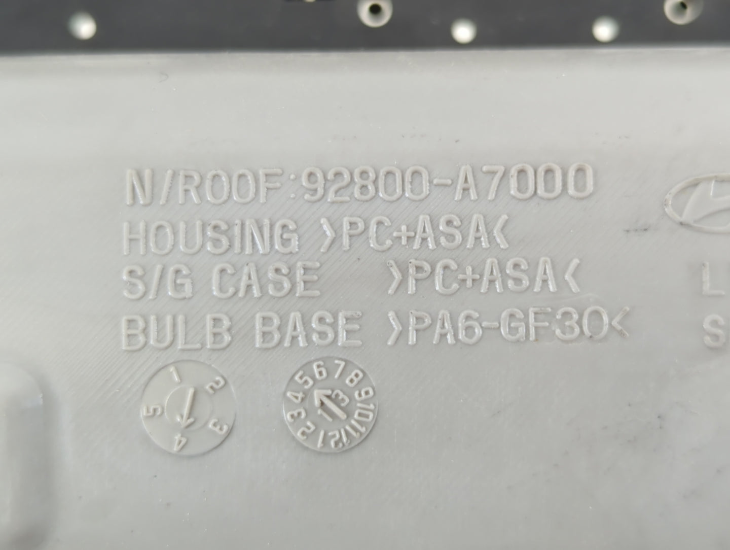 2014-2018 Kia Forte Overhead Roof Console 663609 - Oemusedautoparts1.com