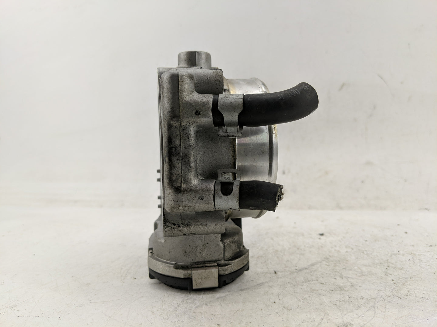 2015-2017 Kia K900 Throttle Body Fits Fits 2012 2013 2014 2015 2016 2017 OEM Used Auto Parts - Oemusedautoparts1.com