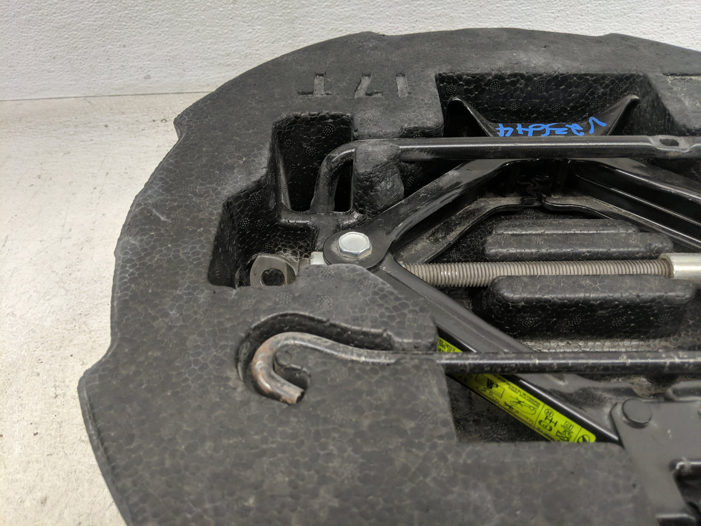 2015 Kia Optima Spare Scissor Car Jack 1460362 - Oemusedautoparts1.com