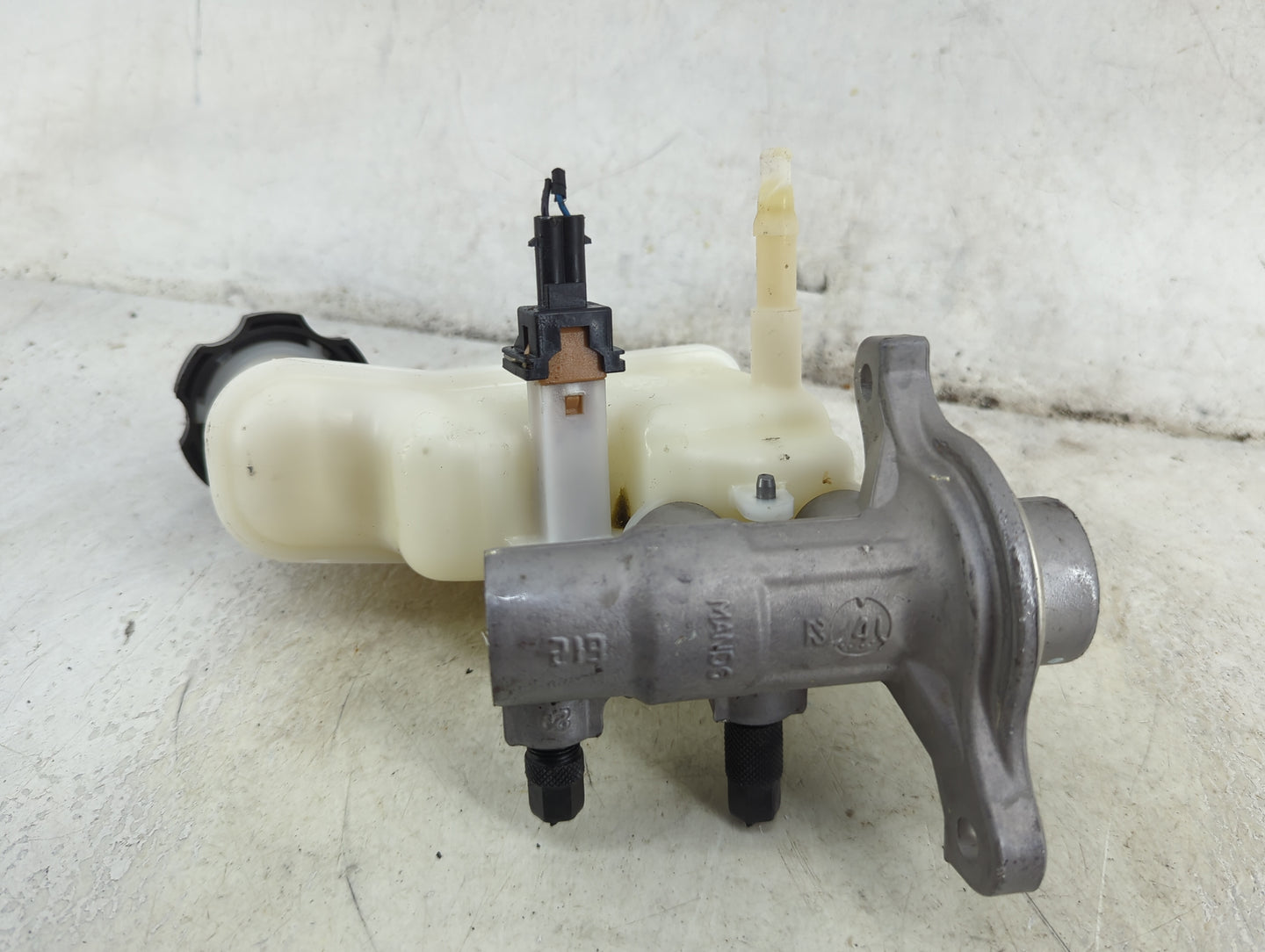 2011-2015 Kia Optima Brake Master Cylinder 1492440 - Oemusedautoparts1.com