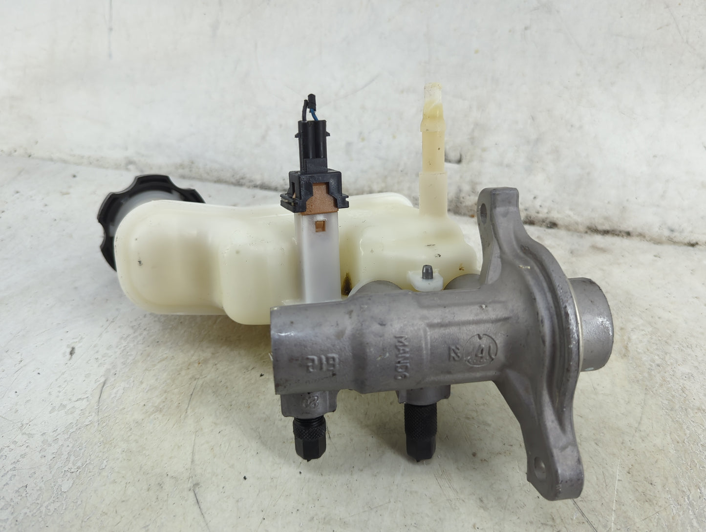 2011-2015 Kia Optima Brake Master Cylinder 1492440 - Oemusedautoparts1.com