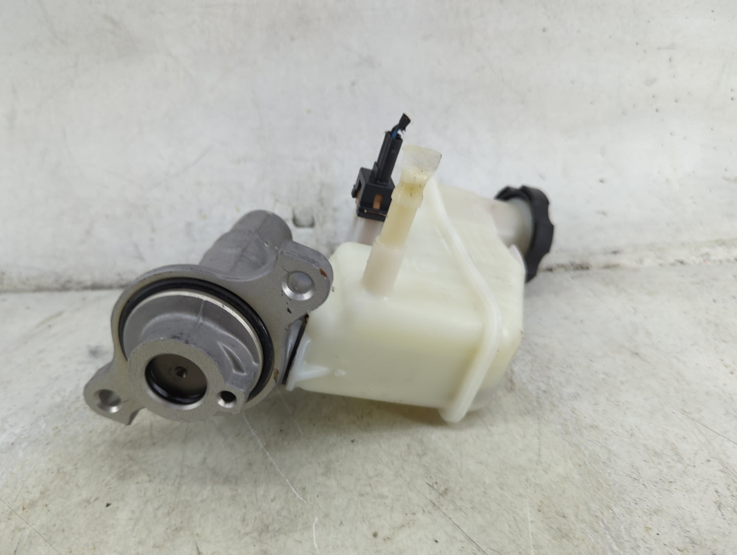 2011-2015 Kia Optima Brake Master Cylinder 1492440 - Oemusedautoparts1.com