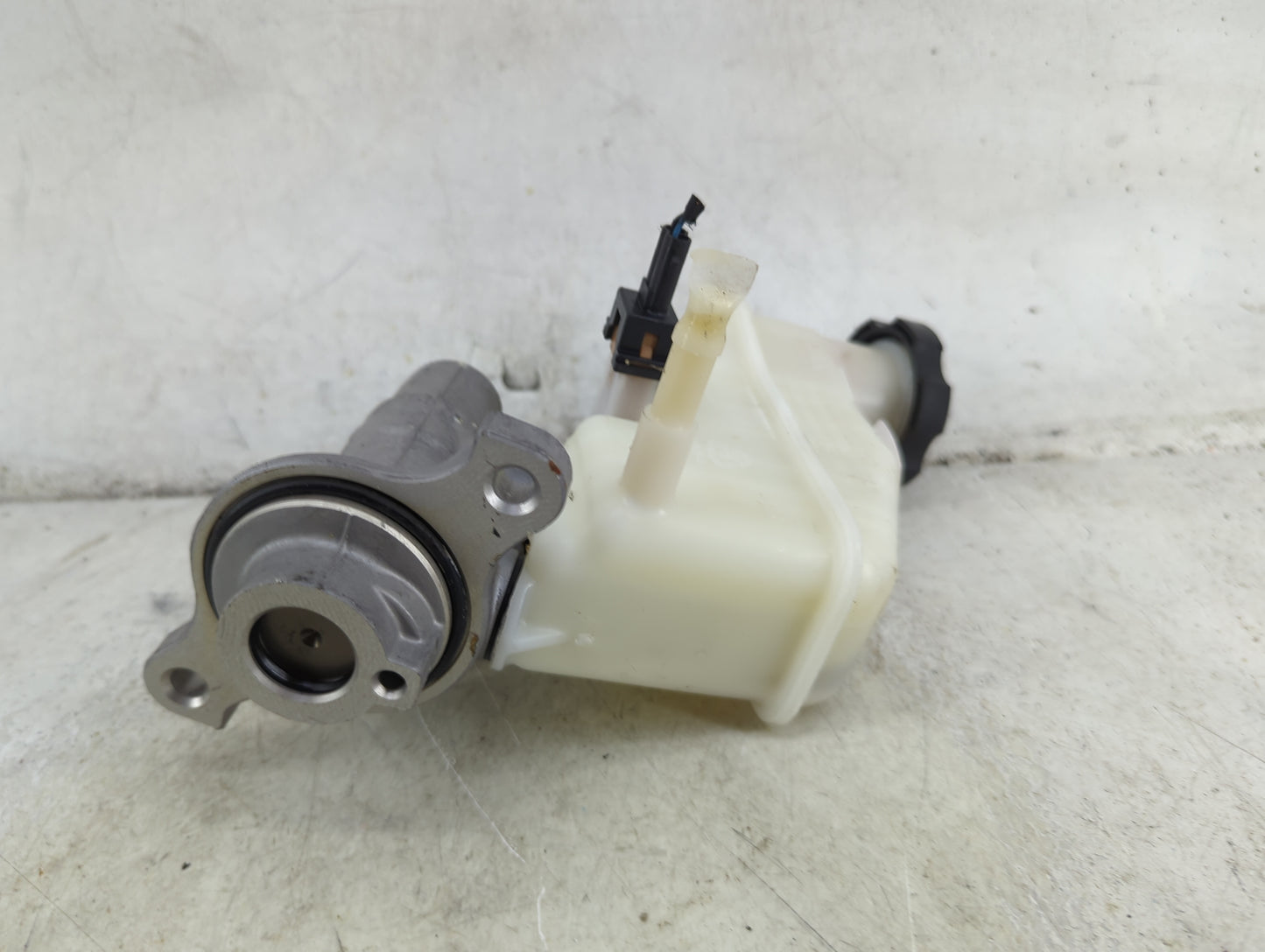 2011-2015 Kia Optima Brake Master Cylinder 1492440 - Oemusedautoparts1.com