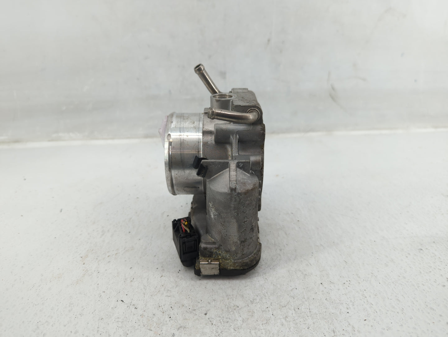 2011-2015 Kia Optima Throttle Body P/N:35100-2G700 Fits Fits 2011 2012 2013 2014 2015 2016 OEM Used Auto Parts - Oemusedauto