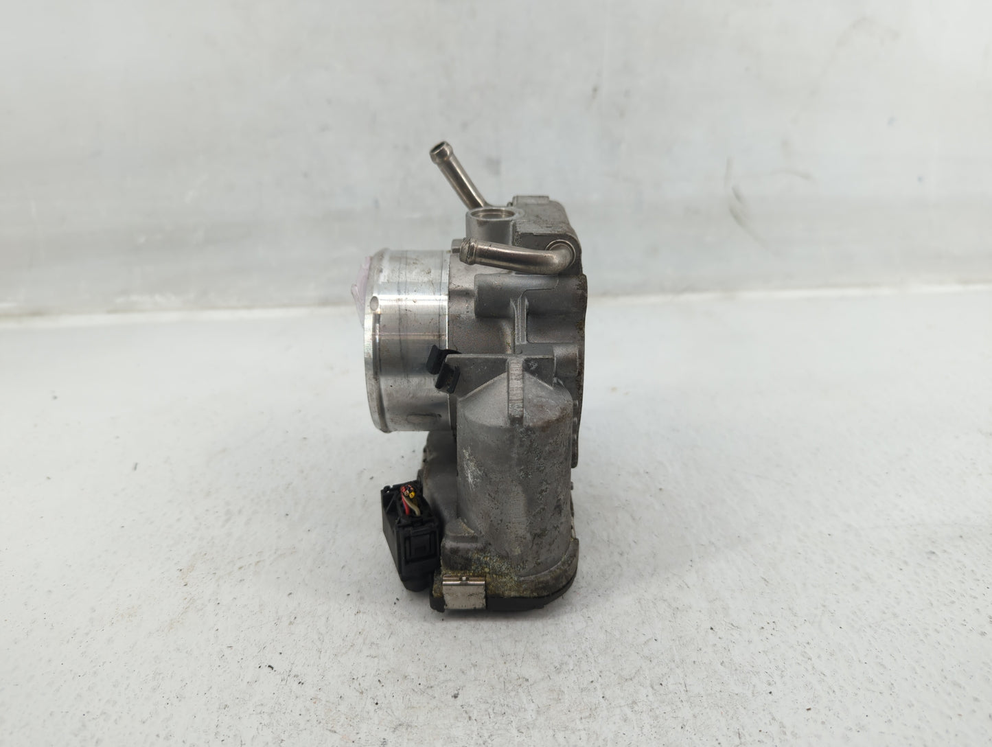 2011-2015 Kia Optima Throttle Body P/N:35100-2G700 Fits Fits 2011 2012 2013 2014 2015 2016 OEM Used Auto Parts - Oemusedauto