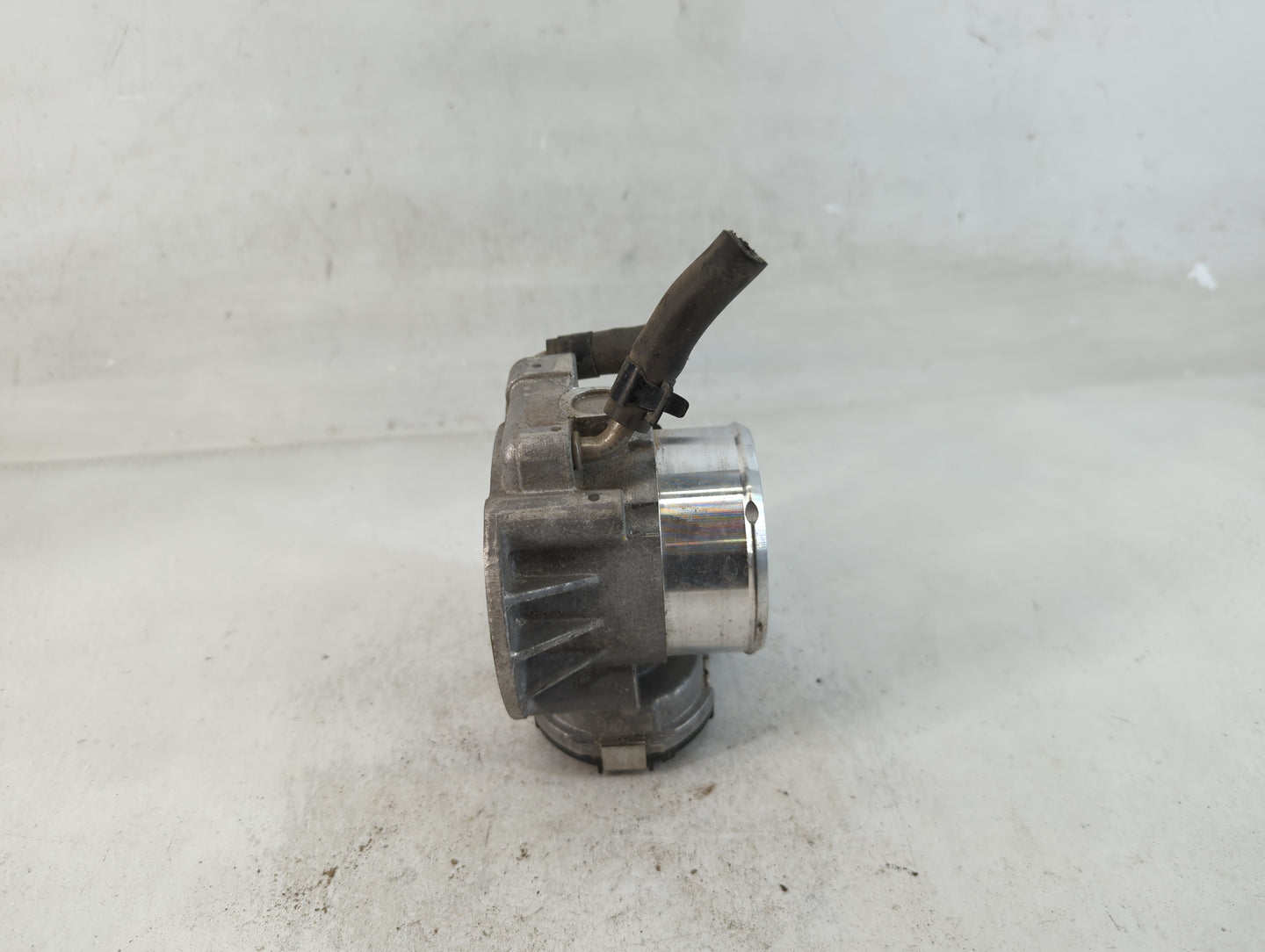 2011-2015 Kia Optima Throttle Body P/N:35100-2G700 Fits Fits 2011 2012 2013 2014 2015 2016 OEM Used Auto Parts - Oemusedauto