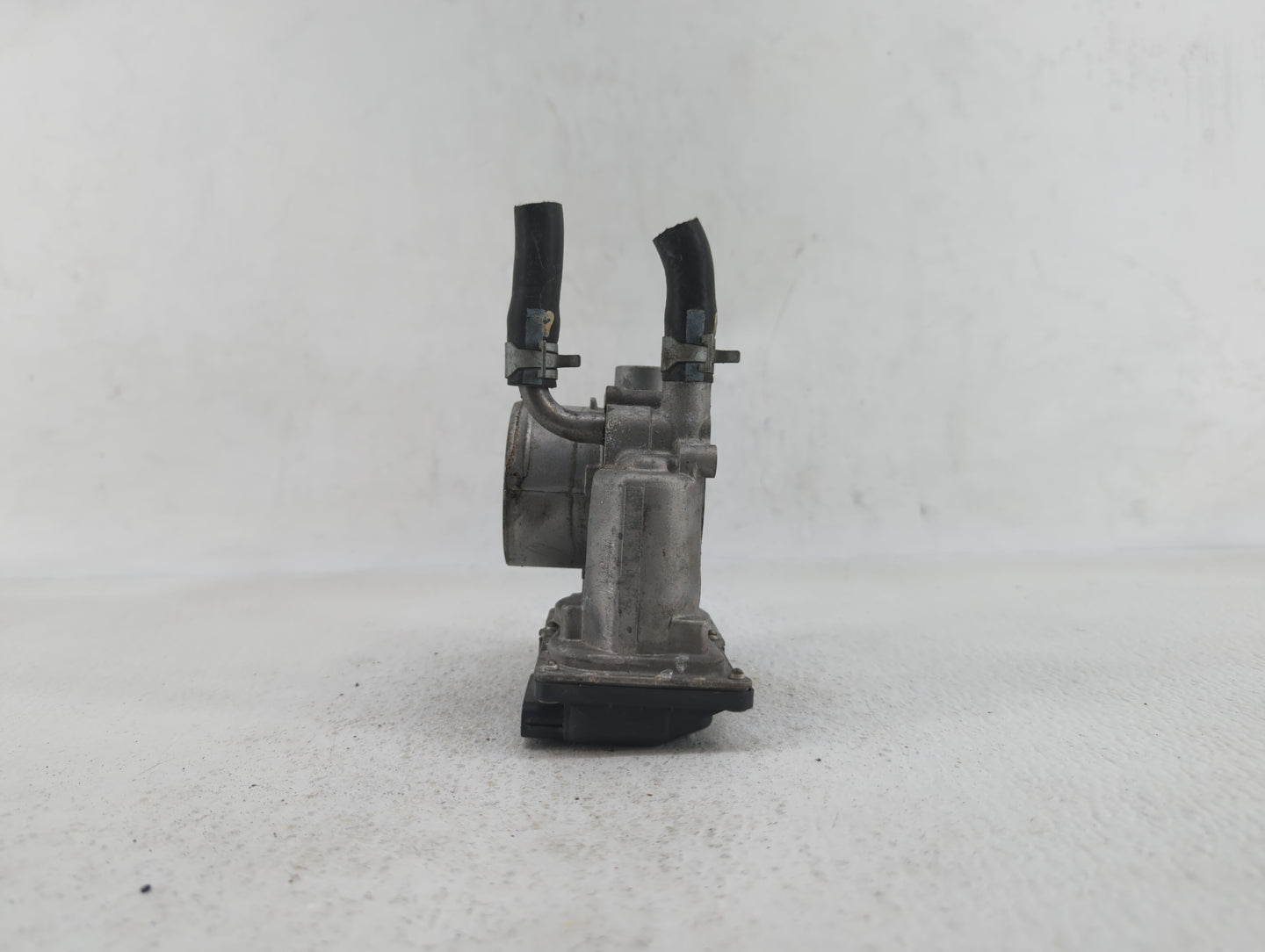 2012-2019 Kia Rio Throttle Body P/N:35100-2B300 Fits Fits 2012 2013 2014 2015 2016 2017 2018 2019 OEM Used Auto Parts - Oemu