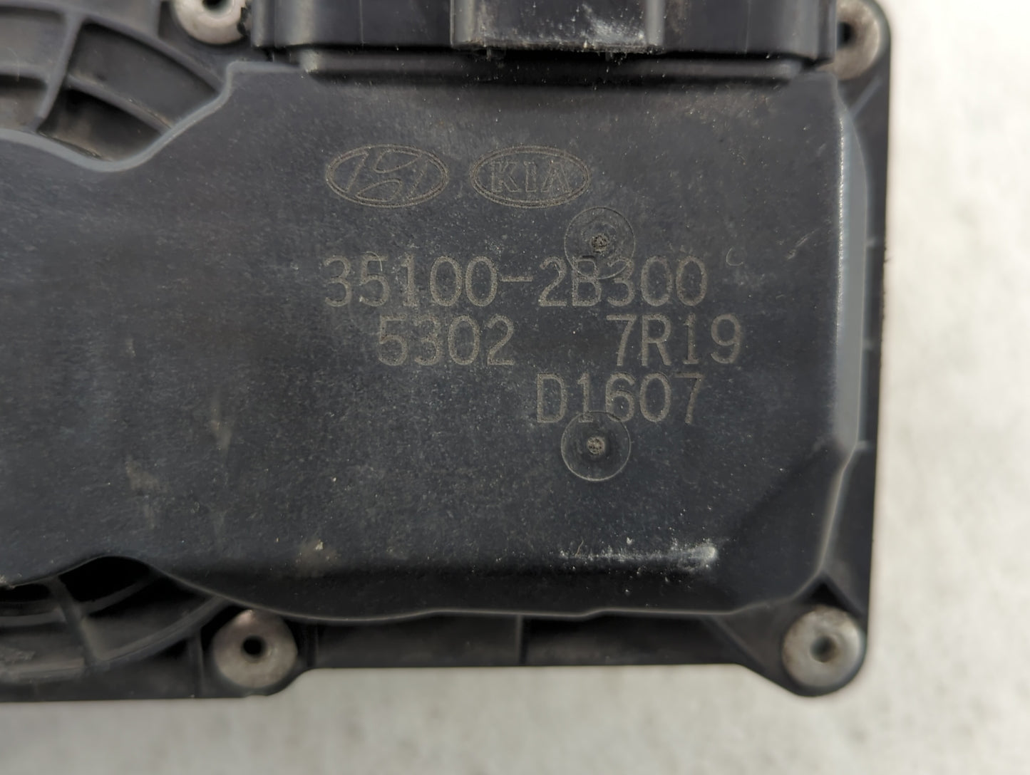 2012-2019 Kia Rio Throttle Body P/N:35100-2B300 Fits Fits 2012 2013 2014 2015 2016 2017 2018 2019 OEM Used Auto Parts - Oemu