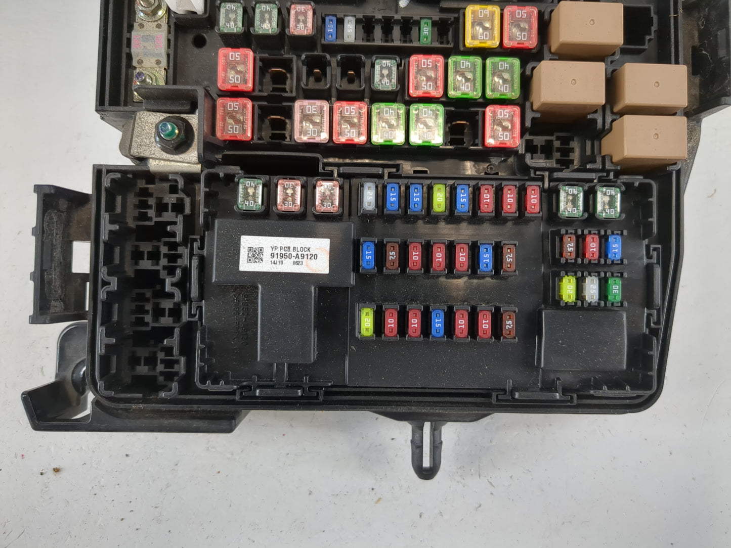 2015-2018 Kia Sedona Fusebox Fuse Box Panel Relay Module P/N:91950-A9320 Fits Fits 2015 2016 2017 2018 OEM Used Auto Parts -