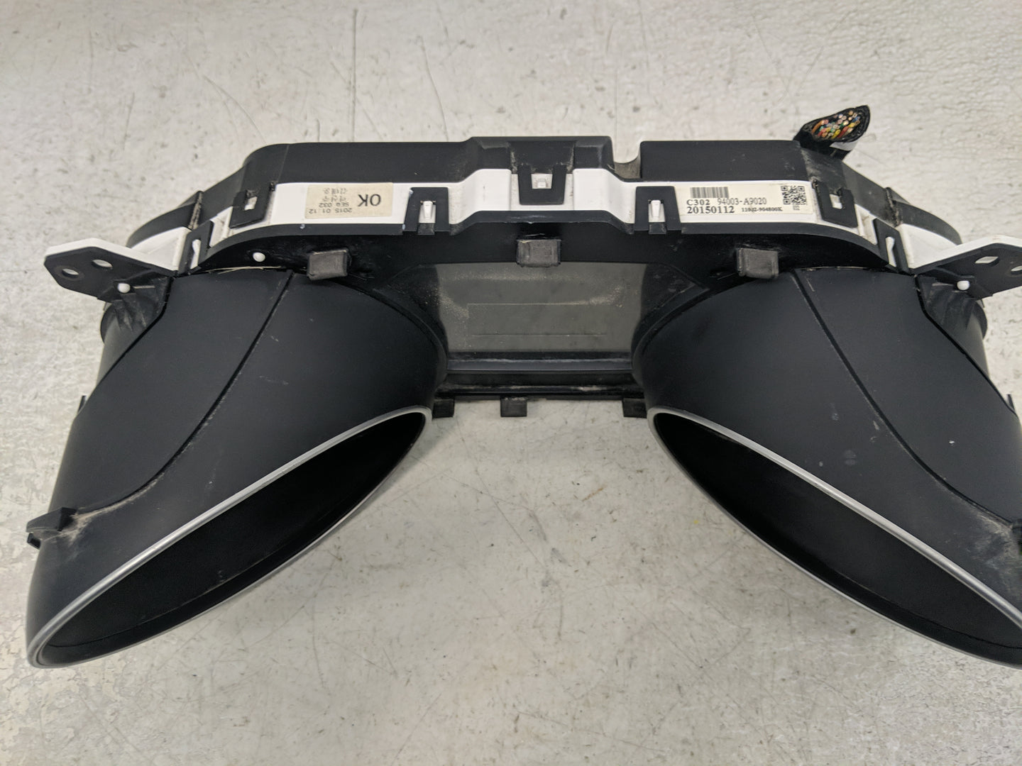 2015-2016 Kia Sedona Instrument Cluster Speedometer Gauges P/N:94003-A9020 Fits Fits 2015 2016 OEM Used Auto Parts - Oemused