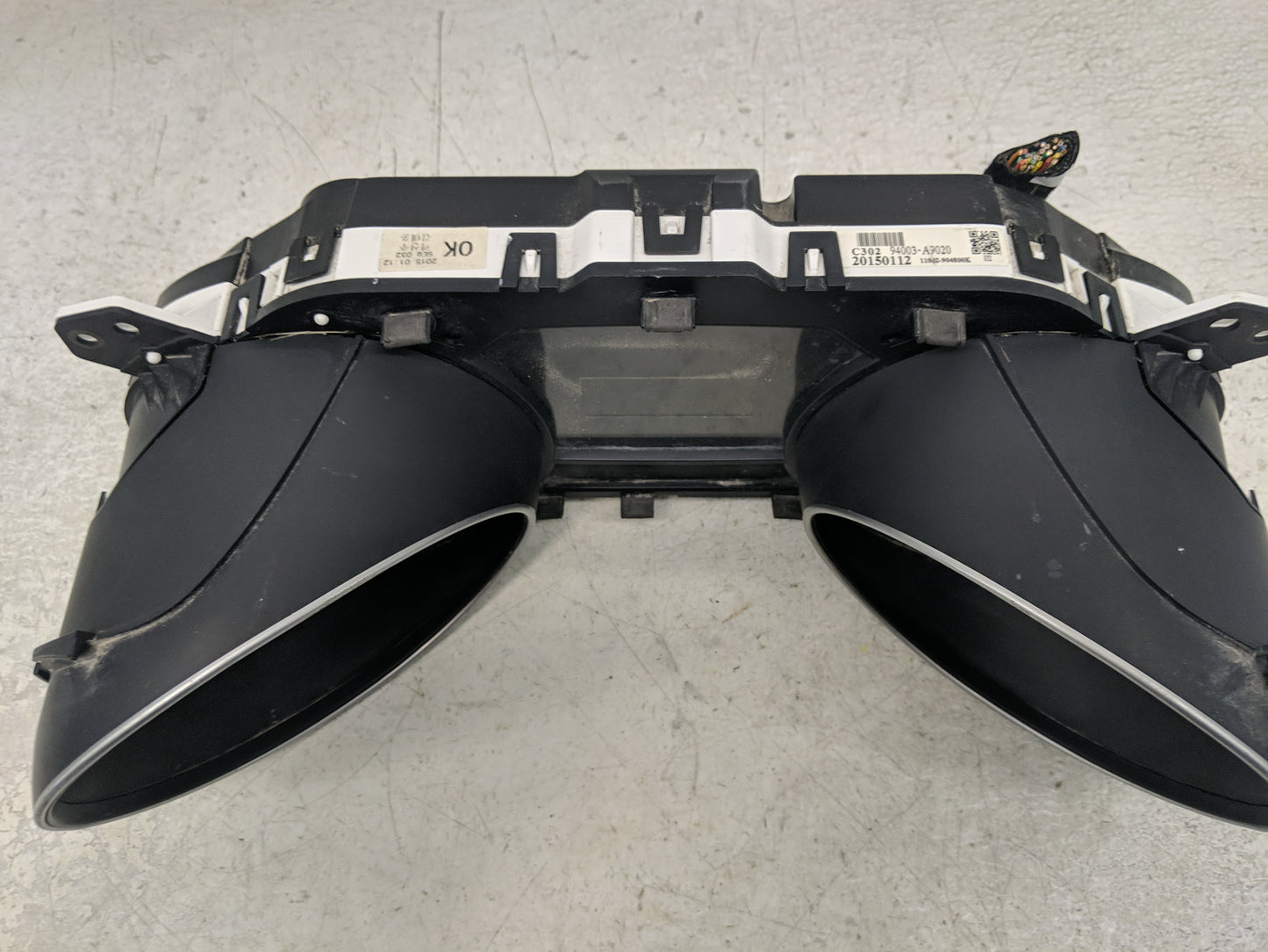 2015-2016 Kia Sedona Instrument Cluster Speedometer Gauges P/N:94003-A9020 Fits Fits 2015 2016 OEM Used Auto Parts - Oemused