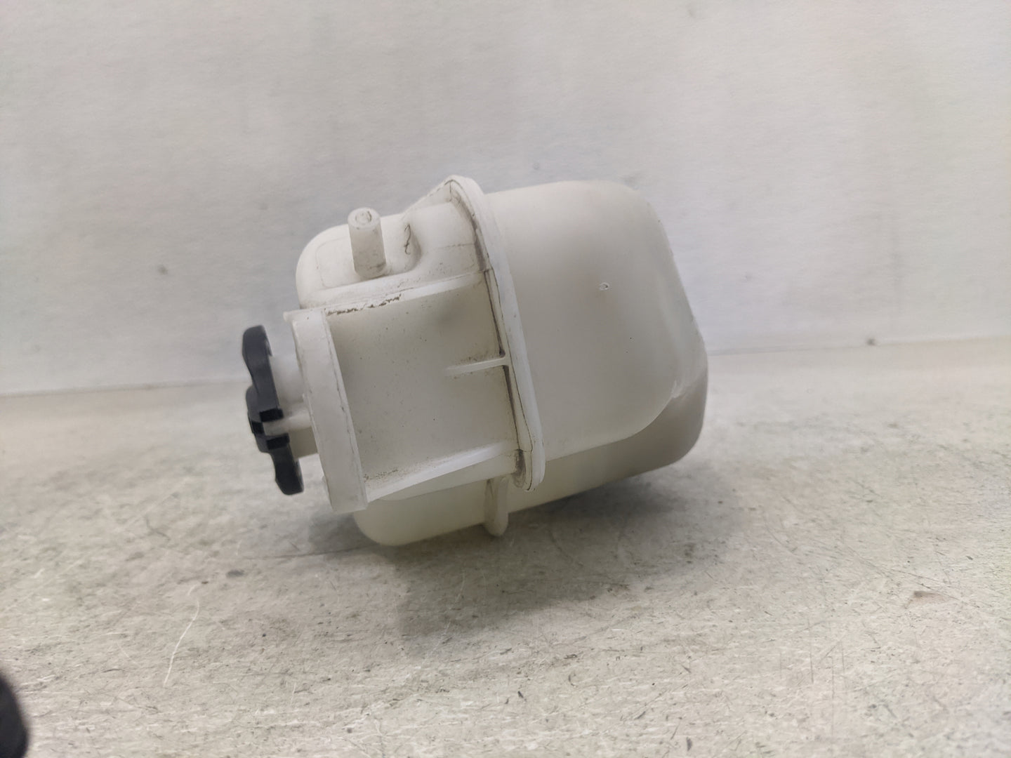 2015-2020 Kia Sedona Radiator Coolant Overflow Expansion Tank Bottle 1367049 - Oemusedautoparts1.com