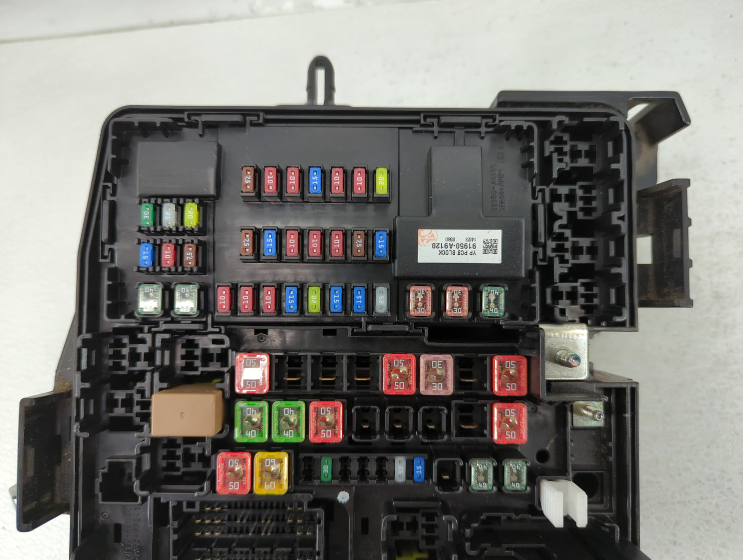 2015-2018 Kia Sedona Fusebox Fuse Box Panel Relay Module P/N:91223-A9210 Fits Fits 2015 2016 2017 2018 OEM Used Auto Parts -