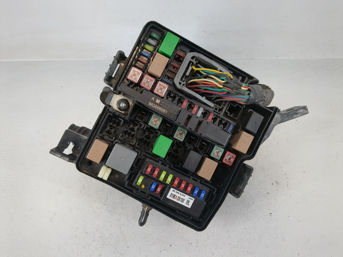 2014-2015 Kia Sorento Fusebox Fuse Box Panel Relay Module P/N:91941-2P520QQK Fits Fits 2014 2015 OEM Used Auto Parts - Oemus