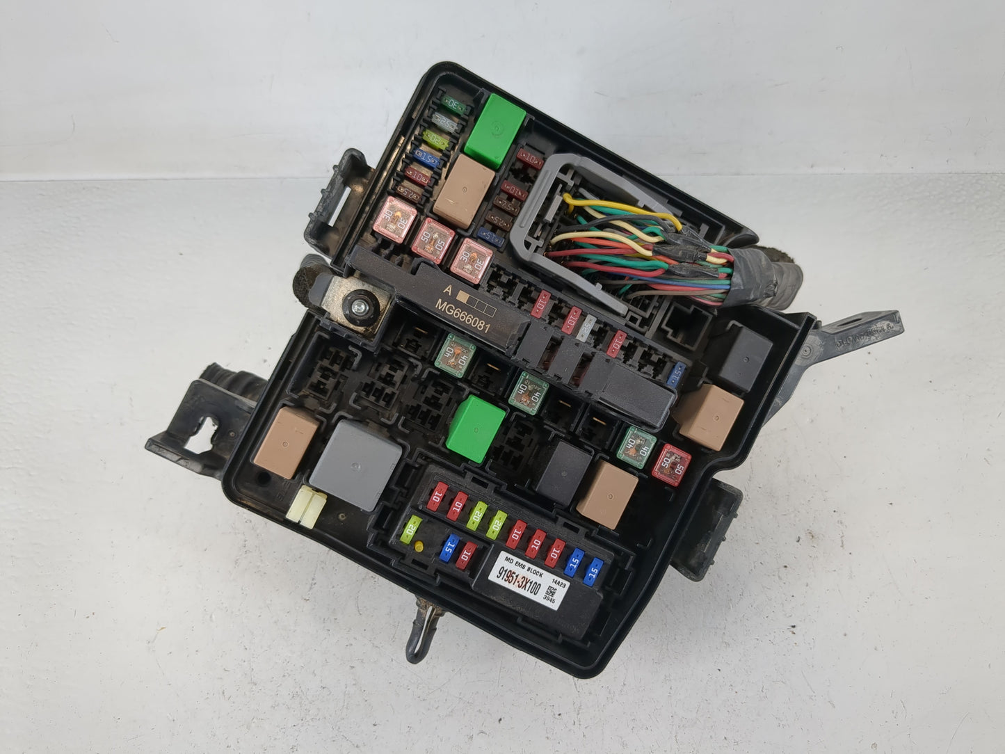 2014-2015 Kia Sorento Fusebox Fuse Box Panel Relay Module P/N:91941-2P520QQK Fits Fits 2014 2015 OEM Used Auto Parts - Oemus