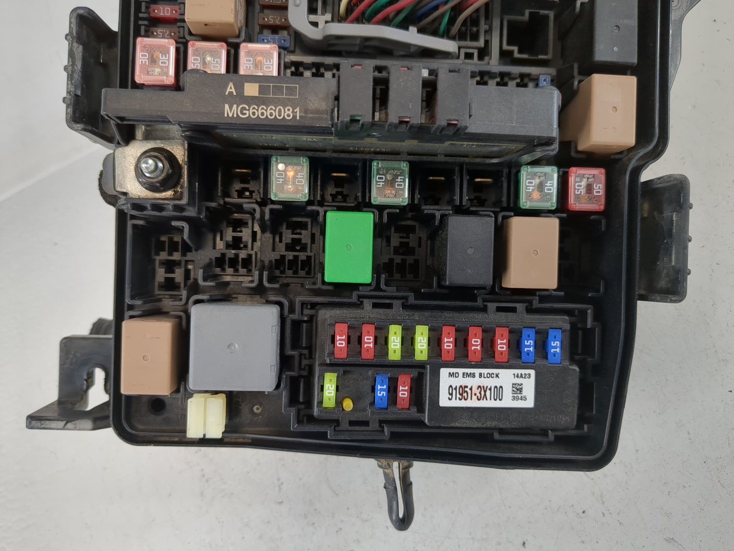 2014-2015 Kia Sorento Fusebox Fuse Box Panel Relay Module P/N:91941-2P520QQK Fits Fits 2014 2015 OEM Used Auto Parts - Oemus