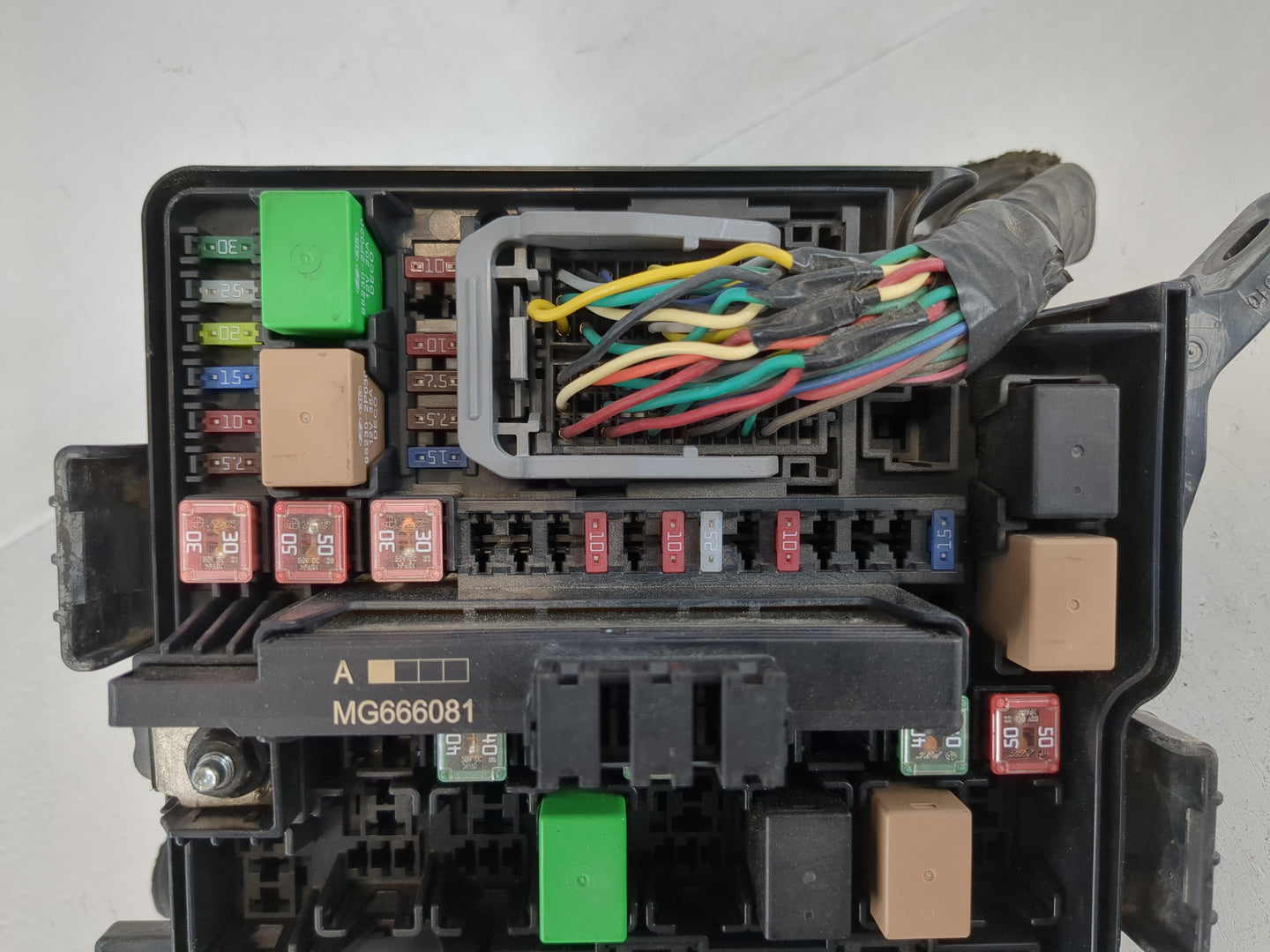 2014-2015 Kia Sorento Fusebox Fuse Box Panel Relay Module P/N:91941-2P520QQK Fits Fits 2014 2015 OEM Used Auto Parts - Oemus