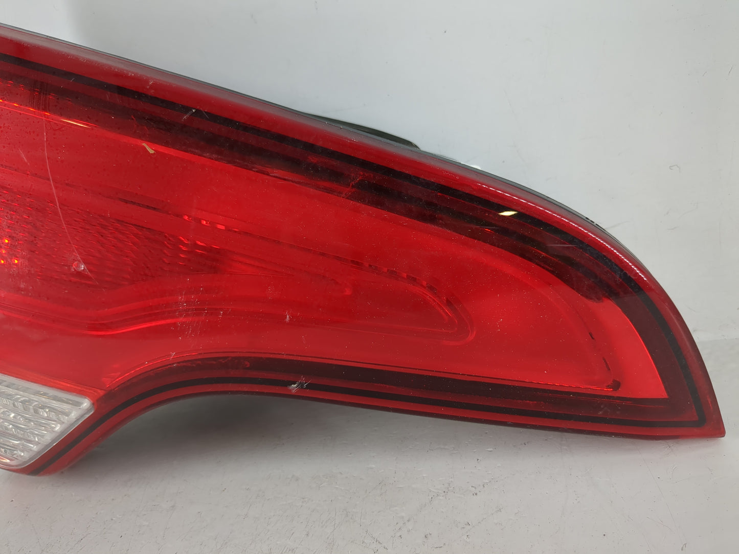 2015 Kia Sorento Driver Left Side Deck Lid Mounted Tail Light - Oemusedautoparts1.com