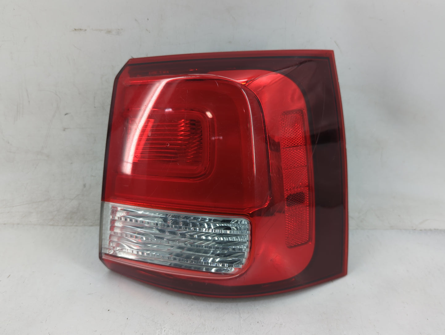 2014-2015 Kia Sorento Tail Light Assembly Passenger Right OEM P/N:92402-1U500 Fits Fits 2014 2015 OEM Used Auto Parts - Oemu