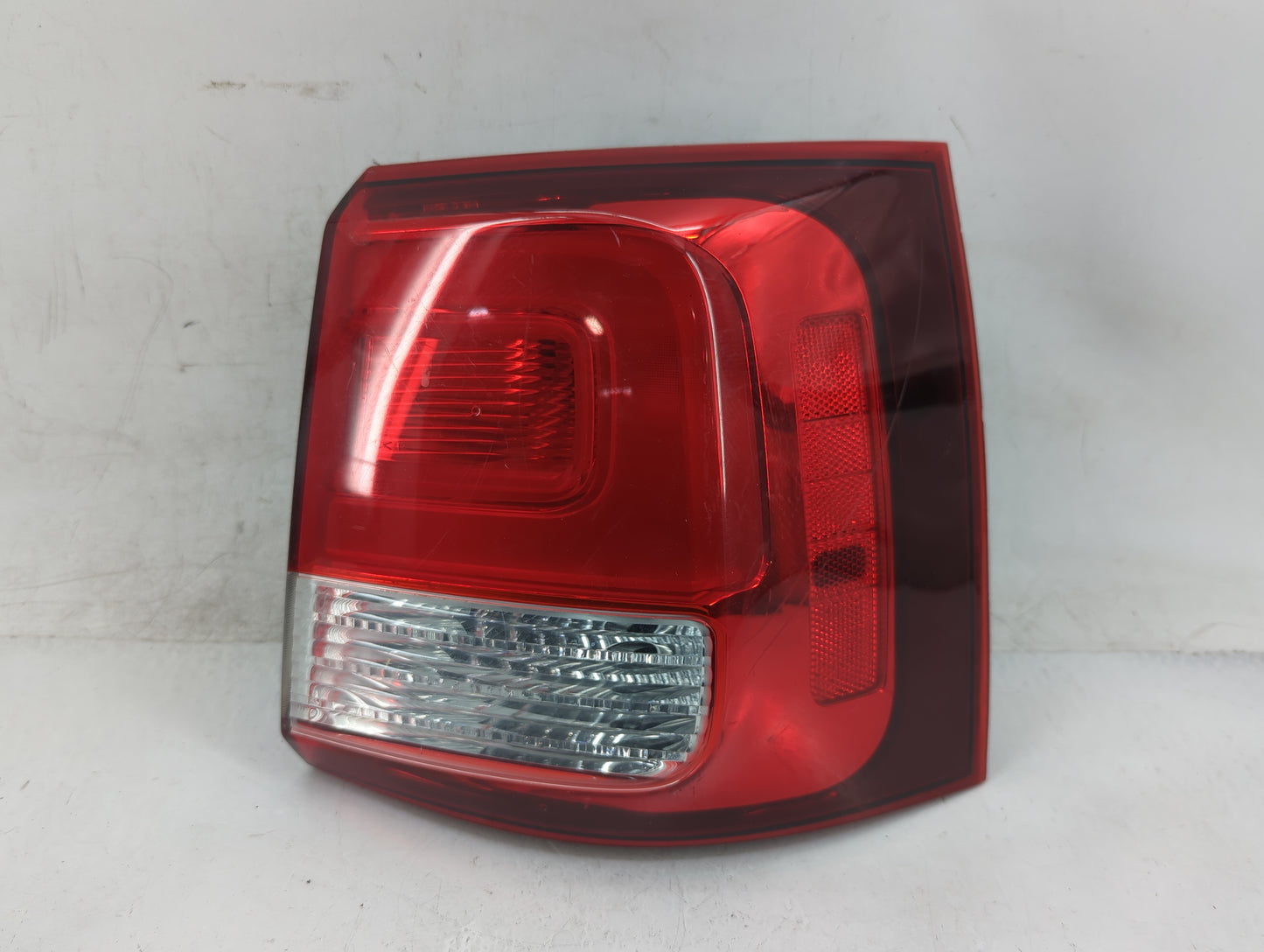 2014-2015 Kia Sorento Tail Light Assembly Passenger Right OEM P/N:92402-1U500 Fits Fits 2014 2015 OEM Used Auto Parts - Oemu