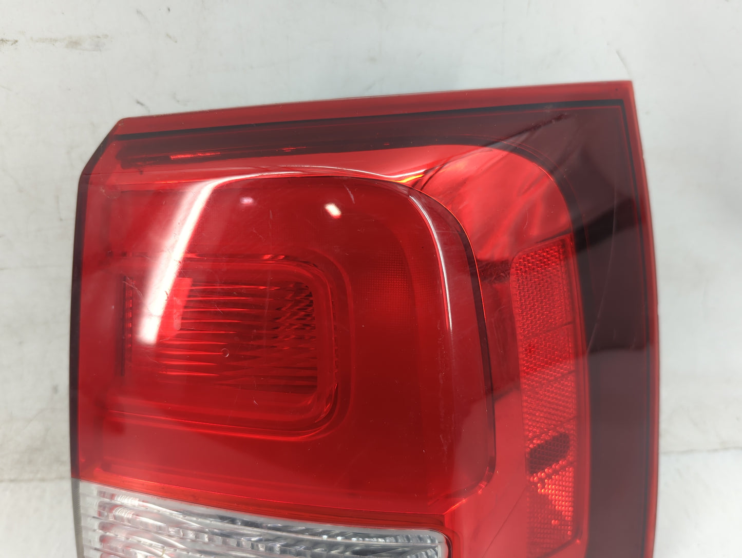 2014-2015 Kia Sorento Tail Light Assembly Passenger Right OEM P/N:92402-1U500 Fits Fits 2014 2015 OEM Used Auto Parts - Oemu