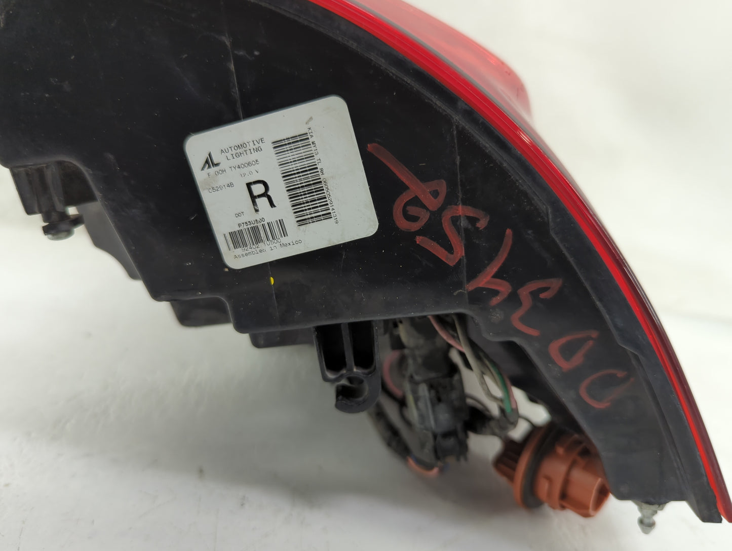 2014-2015 Kia Sorento Tail Light Assembly Passenger Right OEM P/N:92402-1U500 Fits Fits 2014 2015 OEM Used Auto Parts - Oemu
