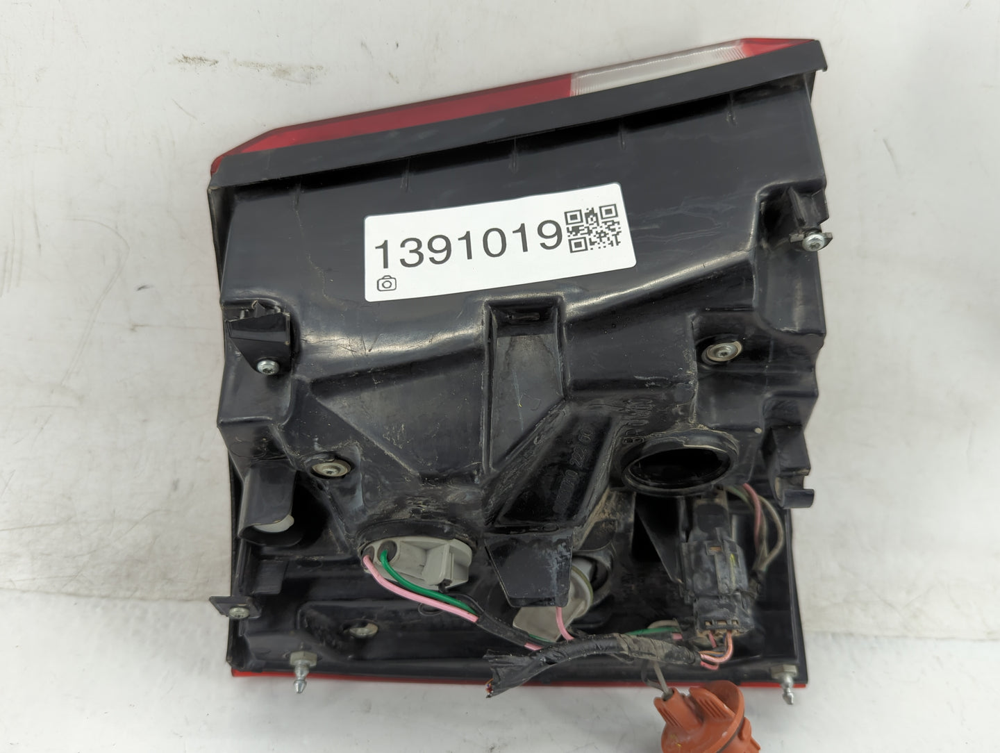 2014-2015 Kia Sorento Tail Light Assembly Passenger Right OEM P/N:92402-1U500 Fits Fits 2014 2015 OEM Used Auto Parts - Oemu