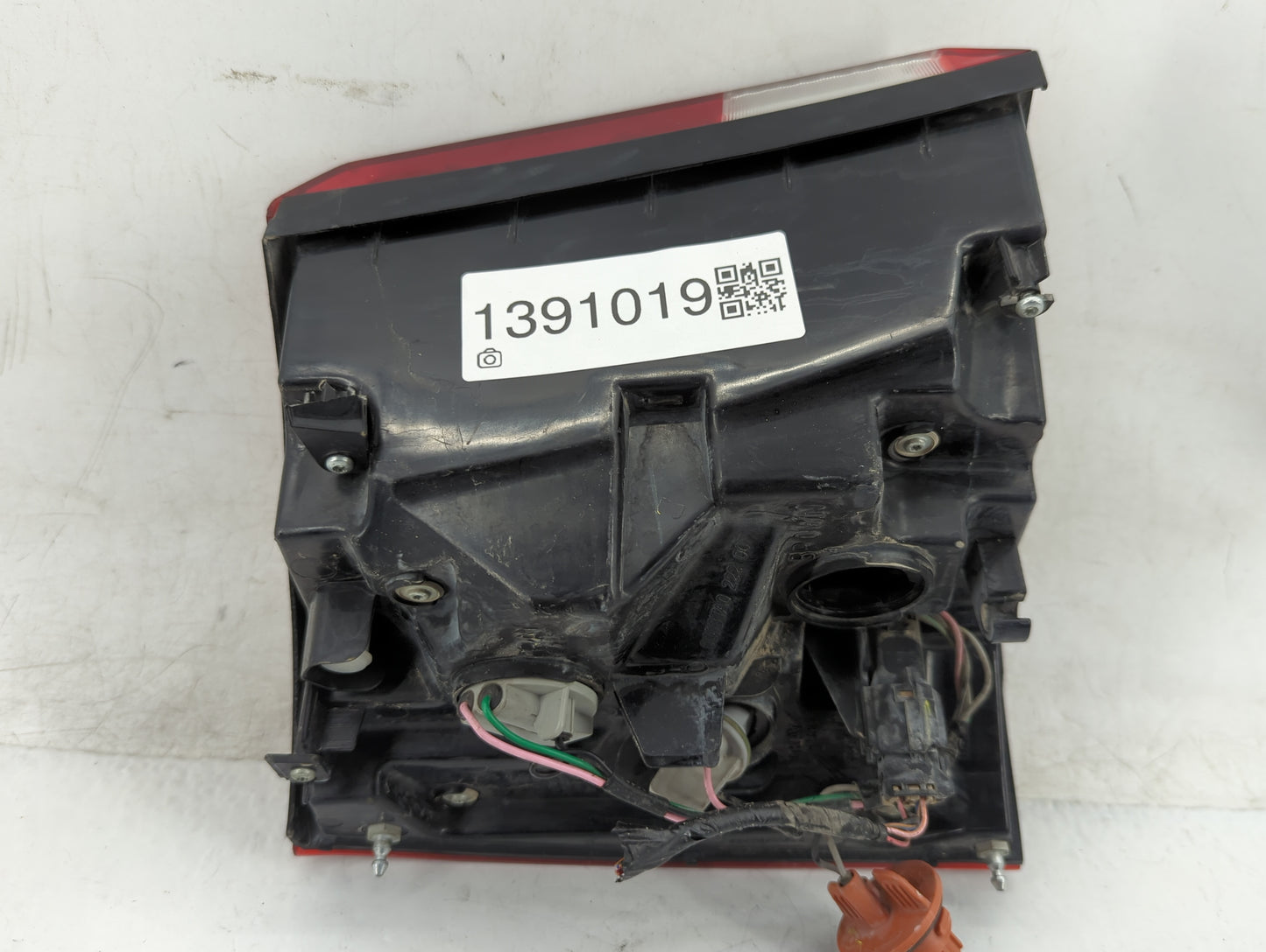 2014-2015 Kia Sorento Tail Light Assembly Passenger Right OEM P/N:92402-1U500 Fits Fits 2014 2015 OEM Used Auto Parts - Oemu
