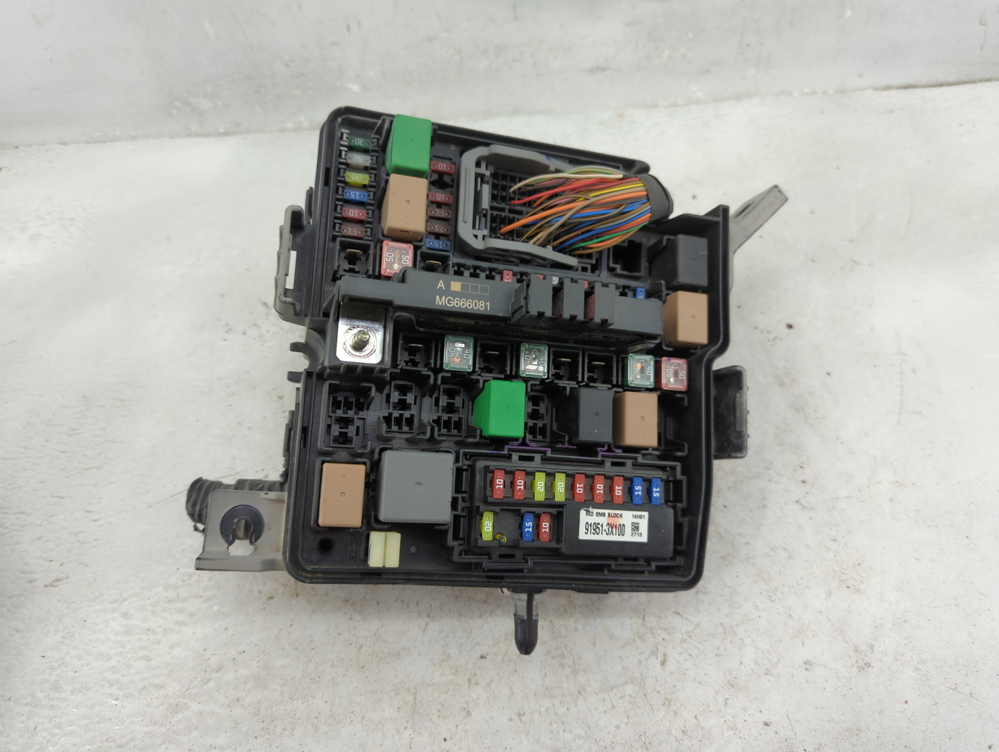 2014-2015 Kia Sorento Fusebox Fuse Box Panel Relay Module P/N:91951-3X100 Fits Fits 2014 2015 OEM Used Auto Parts - Oemuseda