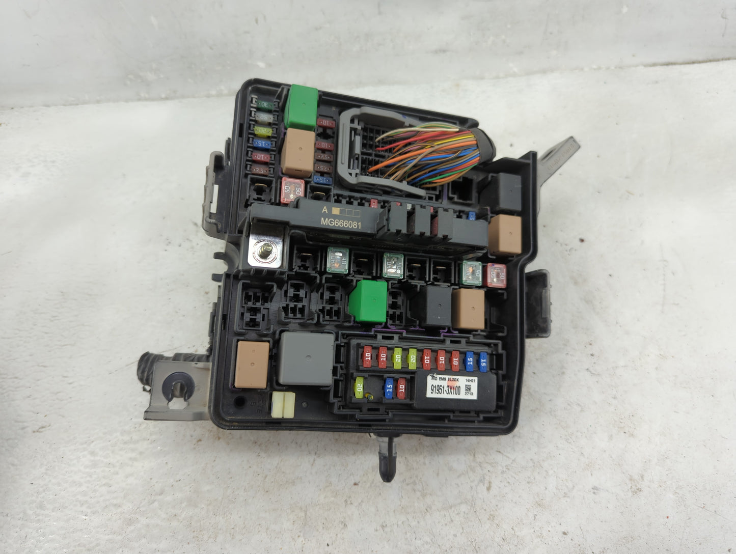 2014-2015 Kia Sorento Fusebox Fuse Box Panel Relay Module P/N:91951-3X100 Fits Fits 2014 2015 OEM Used Auto Parts - Oemuseda