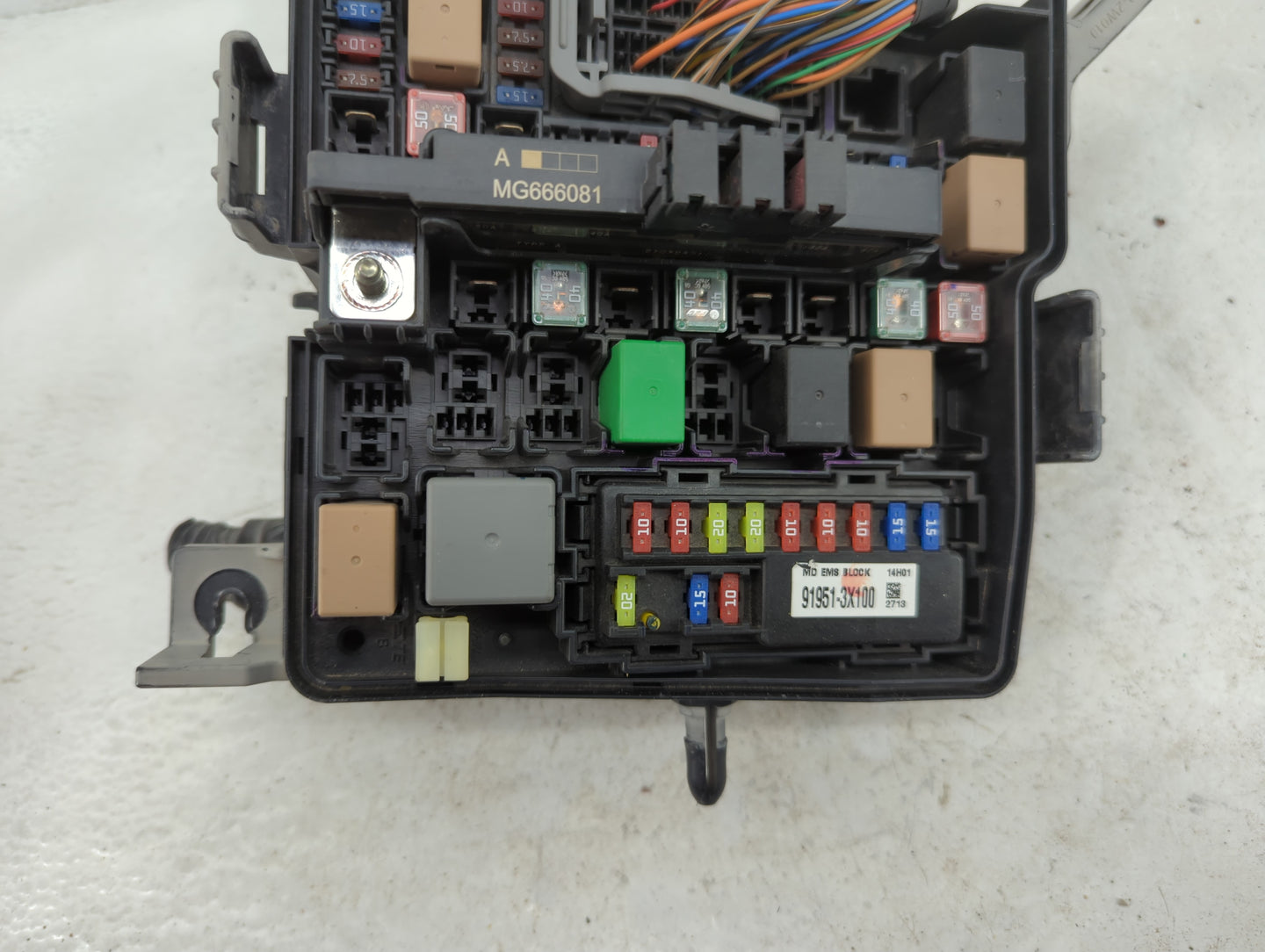 2014-2015 Kia Sorento Fusebox Fuse Box Panel Relay Module P/N:91951-3X100 Fits Fits 2014 2015 OEM Used Auto Parts - Oemuseda