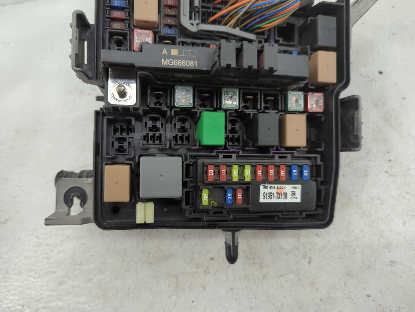 2014-2015 Kia Sorento Fusebox Fuse Box Panel Relay Module P/N:91951-3X100 Fits Fits 2014 2015 OEM Used Auto Parts - Oemuseda