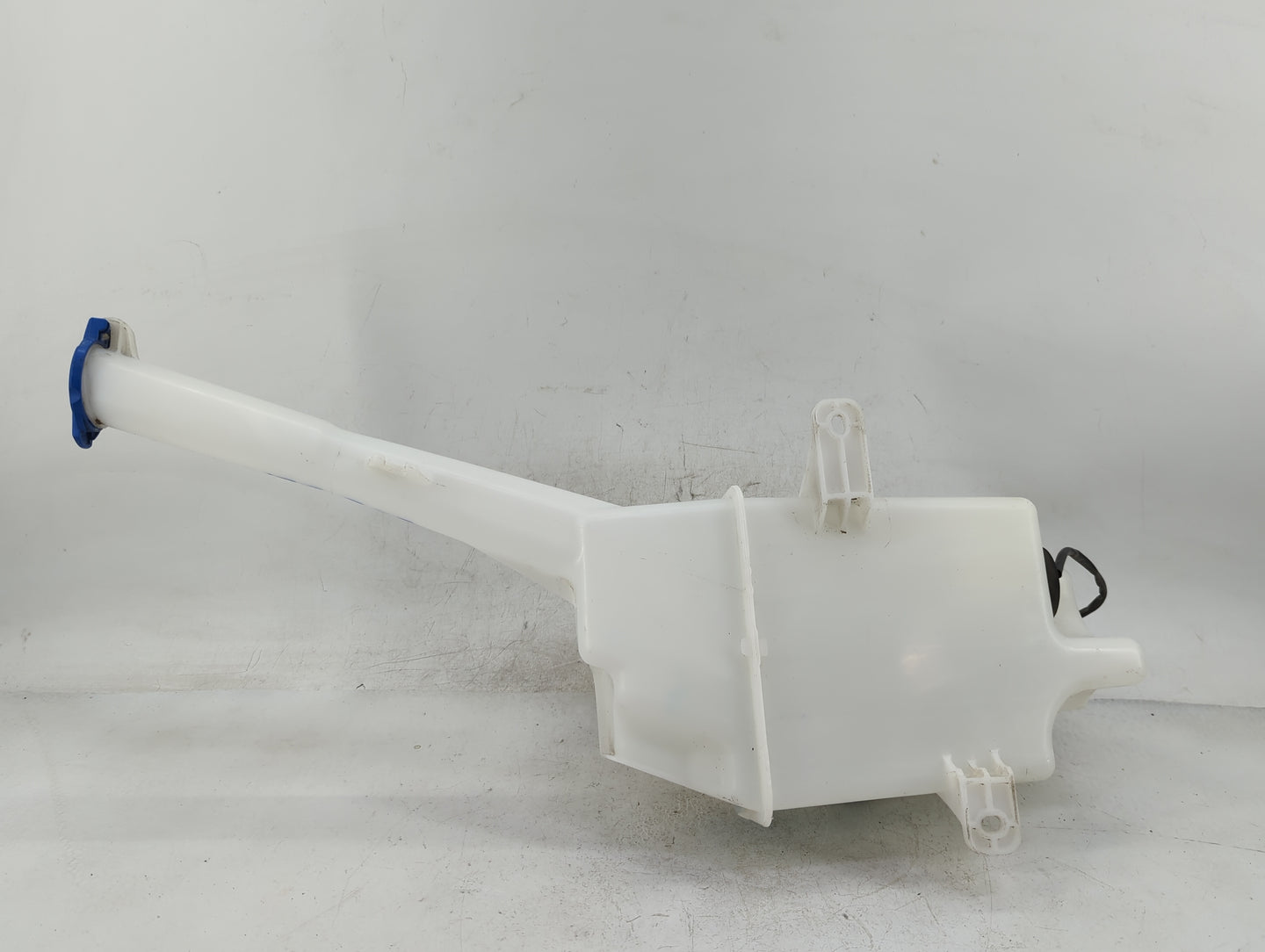 2014-2015 Kia Sorento Windshield Washer Fluid Reservoir Bottle Oem - Oemusedautoparts1.com