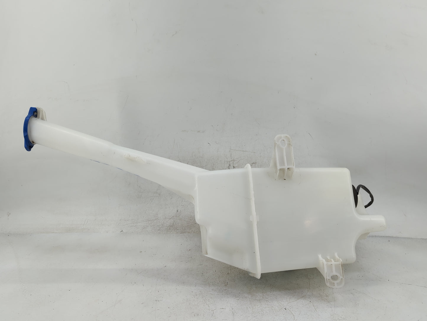2014-2015 Kia Sorento Windshield Washer Fluid Reservoir Bottle Oem - Oemusedautoparts1.com